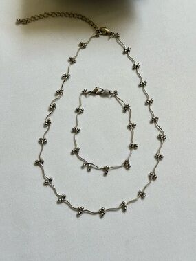 Avon Silverton Vine Necklace and Bracelet Set (L)